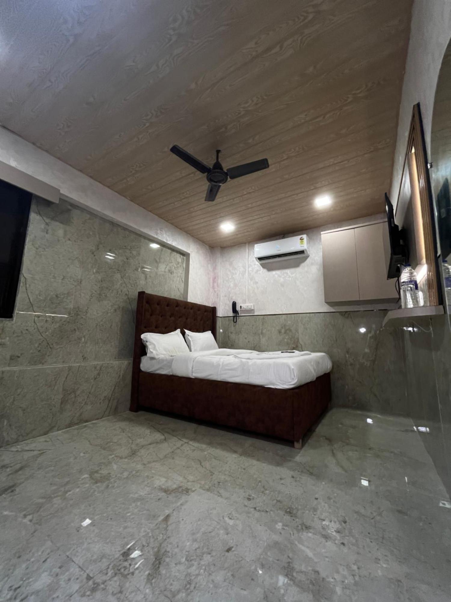 Hotel Newyork By Stayzy Rooms 뭄바이 객실 사진